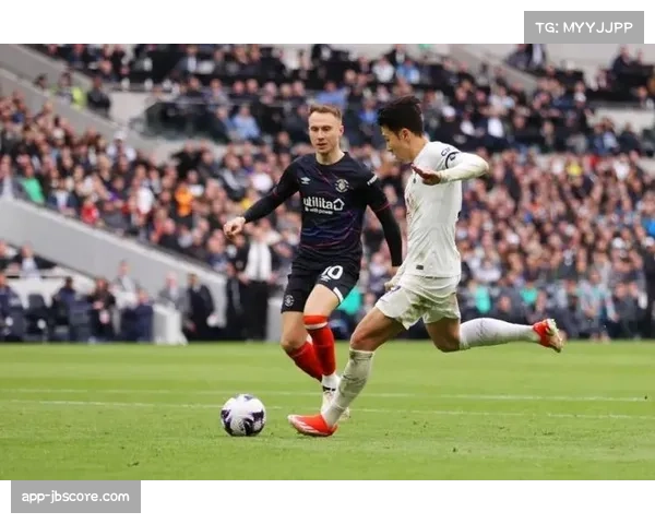 场边镜头:卢顿主帅爱德华兹激情指挥,球队最终绝平比赛